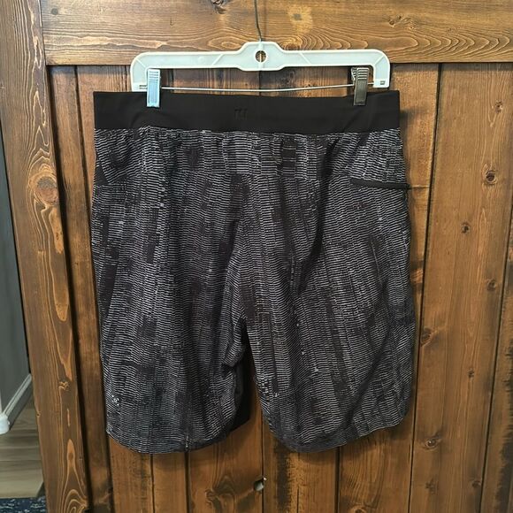 Lululemon T.H.E. Short 9" Linerless, Size XL - Picture 4 of 10